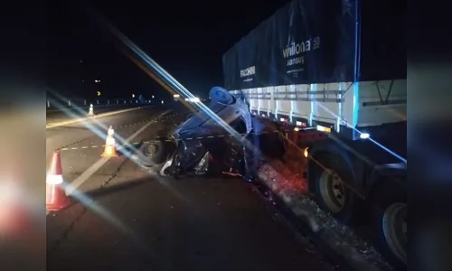 Colisão frontal entre Palio e caminhão tira vida de um homem na BR-277