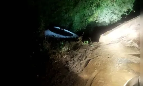 Carro cai dentro de rio em estrada rural de São João do Ivaí