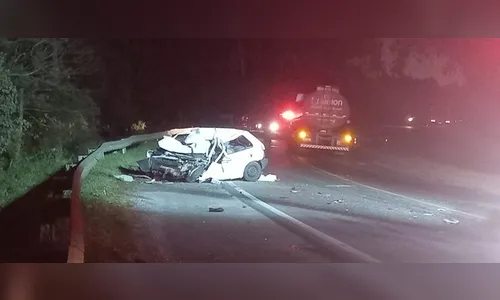 Motorista de carro morre após bater de frente com caminhão