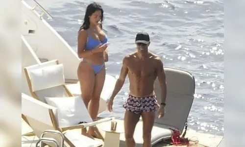 Cristiano Ronaldo curte férias em família em iate de R$ 51 milhões