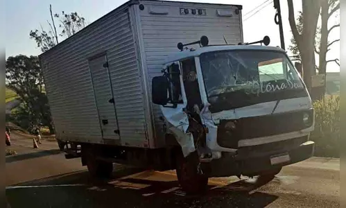 Acidente envolve caminhões na PR-082, em Lunardelli