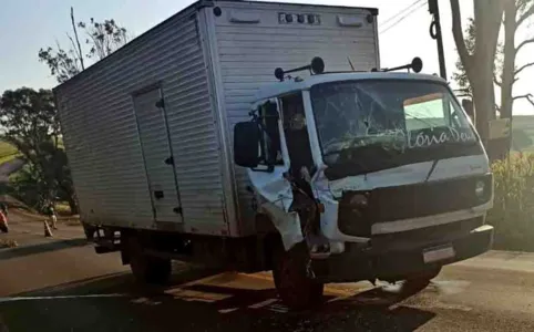 O caminhão baú bateu na traseira de um Chevrolet na descida da granja