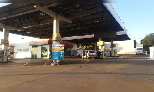 Motorista abastece, ameaça frentistas e foge sem pagar