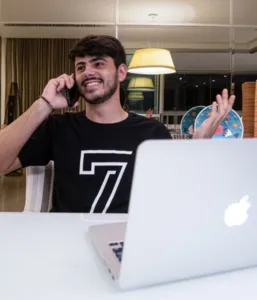 O empresário Pedro Milagre, de apenas 22 anos, viu na Internet a chance de alcançar o sucesso