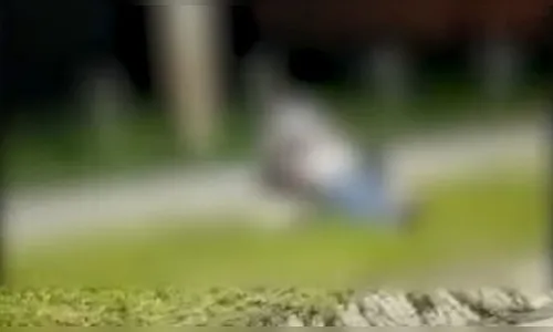 Casal é pego no flagra durante intimidade e debocha: 'Quer um pedaço?'