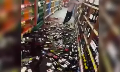 Após ser demitida, mulher quebra garrafas de vinho em mercado; vídeo