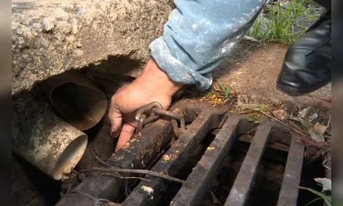 Idoso coloca correntes em tampas de bueiro para evitar furtos no PR