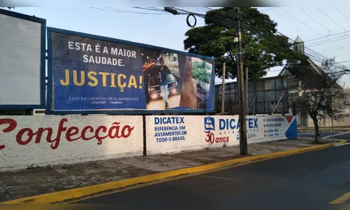 Família usa outdoor para lembrar 2 anos da morte de jovem