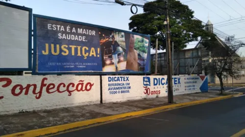 O outdoor está na rua Antônio José de Oliveira, quase na esquina com a Irati, onde foi o acidente