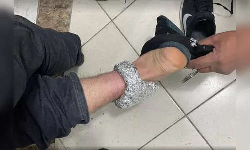 Homem com tornozeleira enrolada em papel alumínio é preso por roubo
