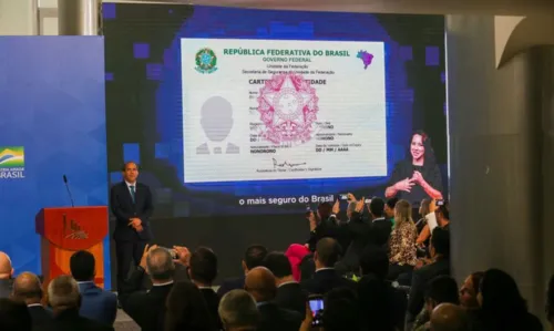 O presidente Jair Bolsonaro entregou as primeiras carteiras de identidade nacional