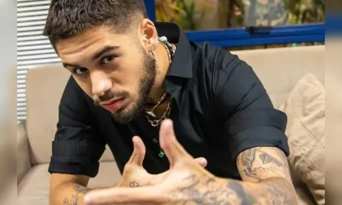 Zé Felipe é atingido por sapato no rosto durante show; veja