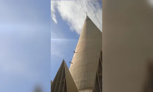 Bombeiros realizam treinamento de rapel na Catedral de Maringá