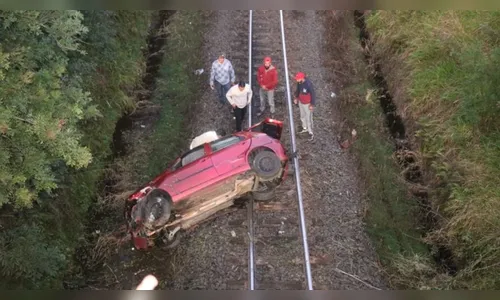 Motorista perde o controle e carro cai de viaduto no PR