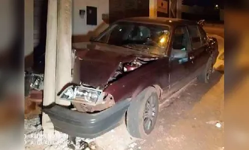 Motorista embriagado bate o carro em poste, no Jardim Interlagos
