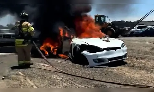 Carro da Tesla pega fogo após três semanas parado em ferro-velho