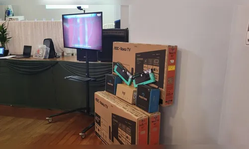 Estado entrega mais de 600 kits Educatron para colégios da região