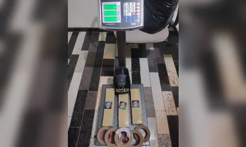 PM de Arapongas apreende maconha em casa alvo de denúncias