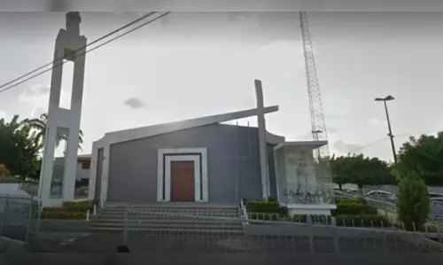 Padre tem relações com noivo e celebra casamento