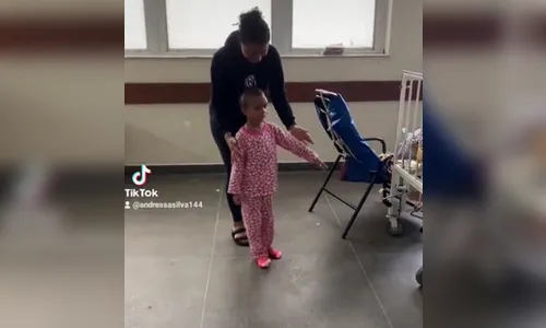 Um mês após ser baleada na cabeça, menina de 4 anos anda sozinha