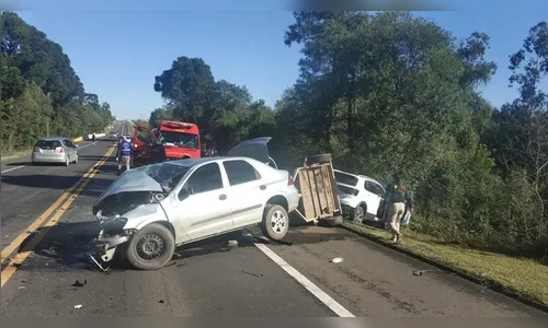 Três pessoas ficam feridas após acidente entre carros no Paraná