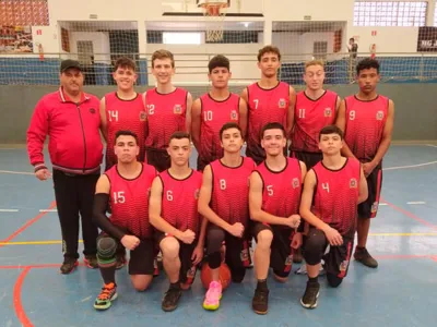 Time de Marilândia do Sul, comandado pelo treinador João Alfredo, campeão da fase regional dos Jogos Escolares