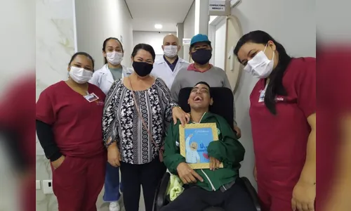 Jovem de Ivaiporã comemora última sessão de radioterapia em Apucarana