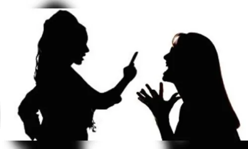 Mulheres discutem ao descobrir que “dividiam” o mesmo homem