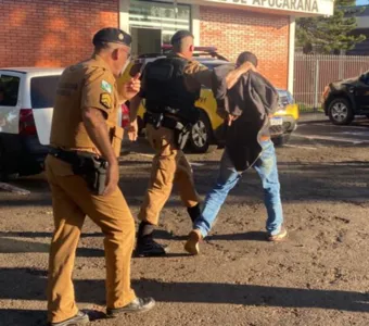 o chegar no endereço, os policiais encontraram o homem bastante alterado, a princípio, embriagado