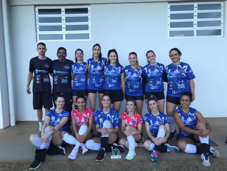 Equipe de vôlei feminino de Apucarana estreia na Liga de Maringá