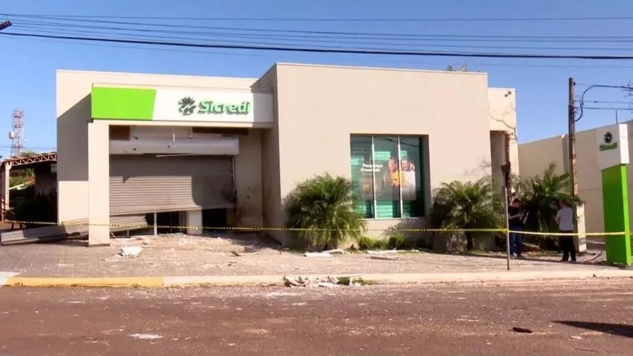 A agência bancária de São José das Palmeiras foi destruída na explosão provocada pelos ladrões