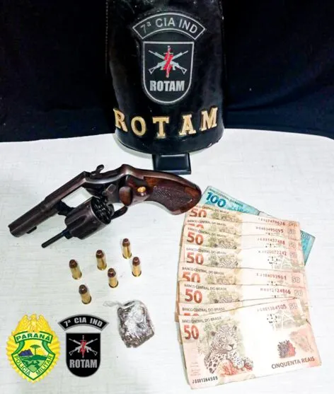 A arma, sem documentação, a droga e o dinheiro apreendidos na ocorrência policial, em Sabáudia