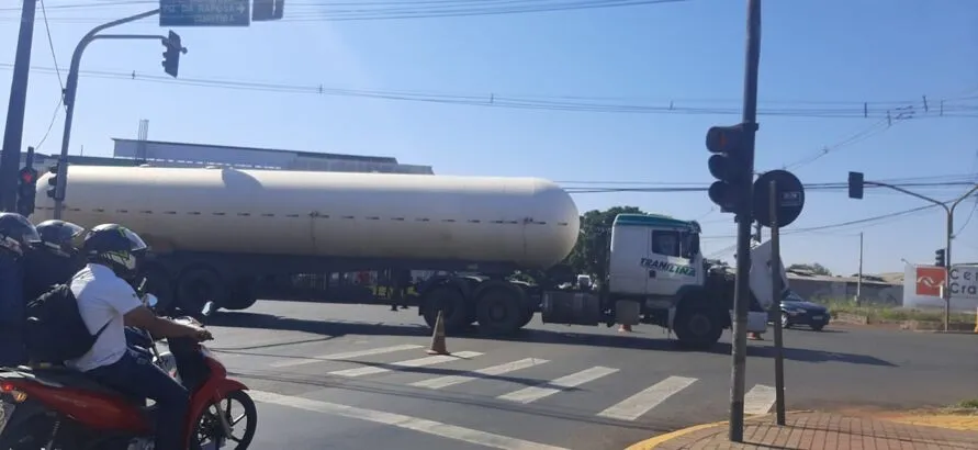 A carreta quebrou no começo da tarde deste sábado (9)