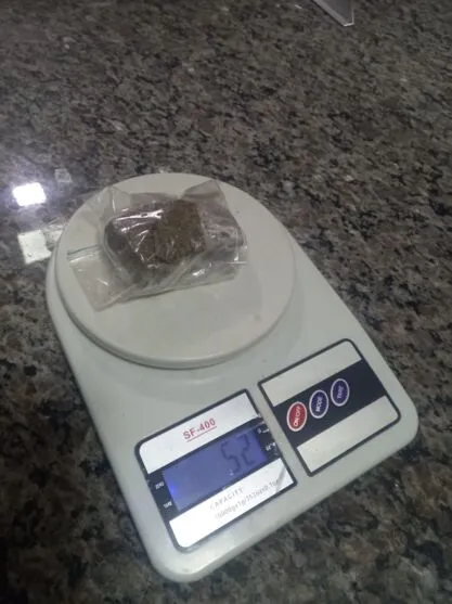 A droga que os jovens jogaram durante a tentativa de fuga pesou 52 gramas