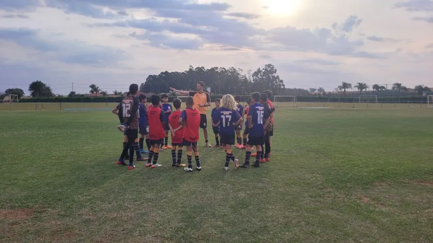 A equipe da categoria de base do Esporte Clube Laranja Mecânica, de Arapongas, composta por 17 atletas