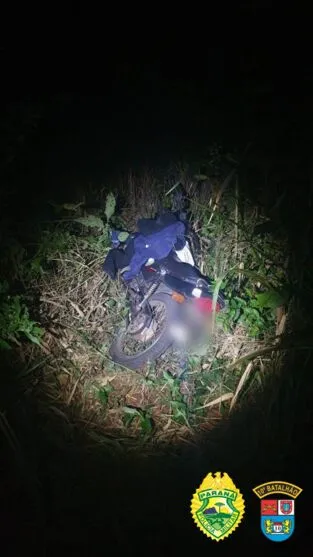A motocicleta estava escondida numa mata, na Vila Rica, em Jandaia