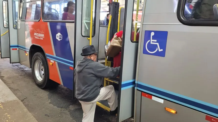 A quantidade de idosos que usa gratuitamente o transporte público urbano, em Apucarana, é uma incógnita