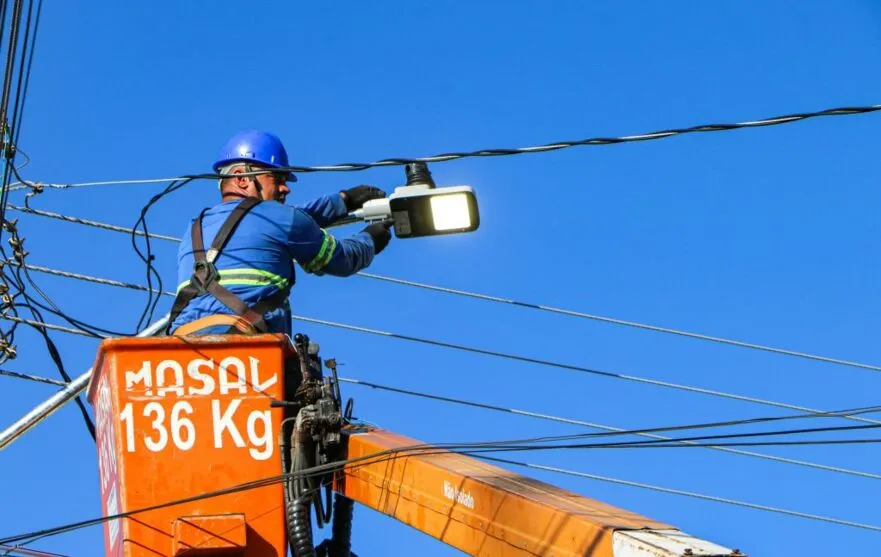 A troca das luminárias no Núcleo Habitacional Castelo Branco é revestida de simbolismo