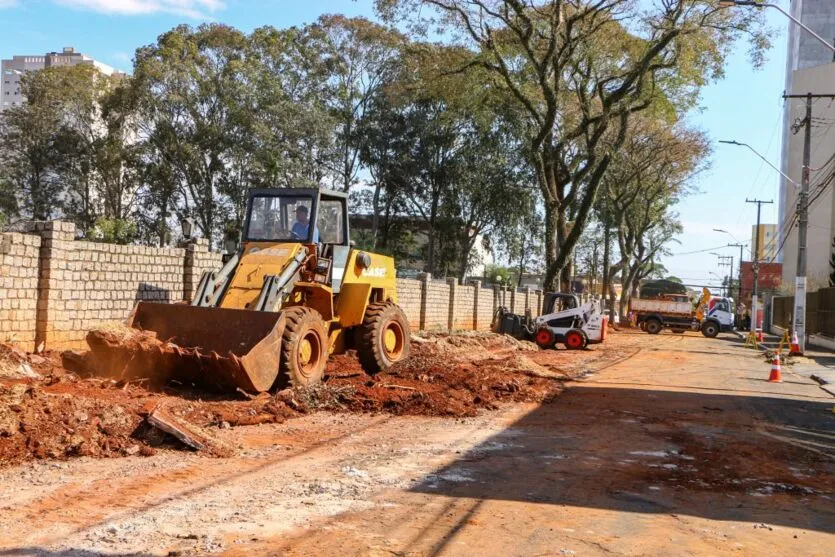 Alargamento de rua amplia mobilidade e estacionamento em Apucarana