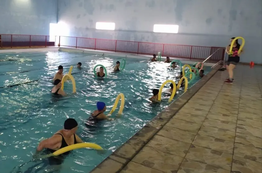 Aulas de natação e de hidroginástica no Centro da Juventude Alex Mazaron, no Jardim Diamantina