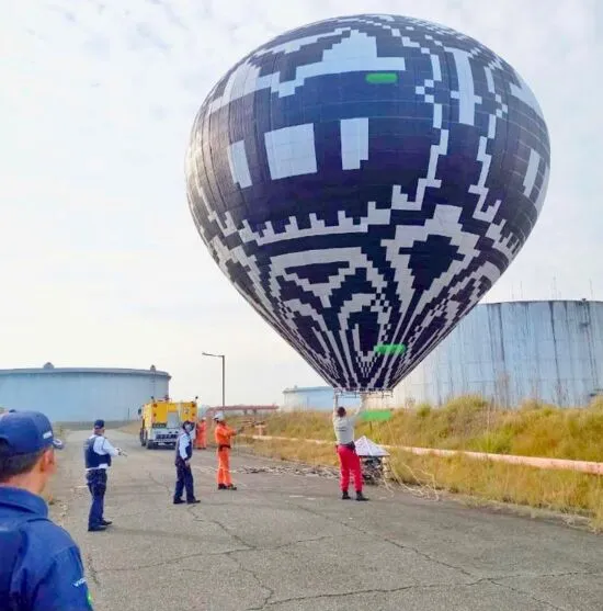 Balão foi recuperado pelos bombeiros da brigada de incêndios da refinaria, na manhã deste domingo