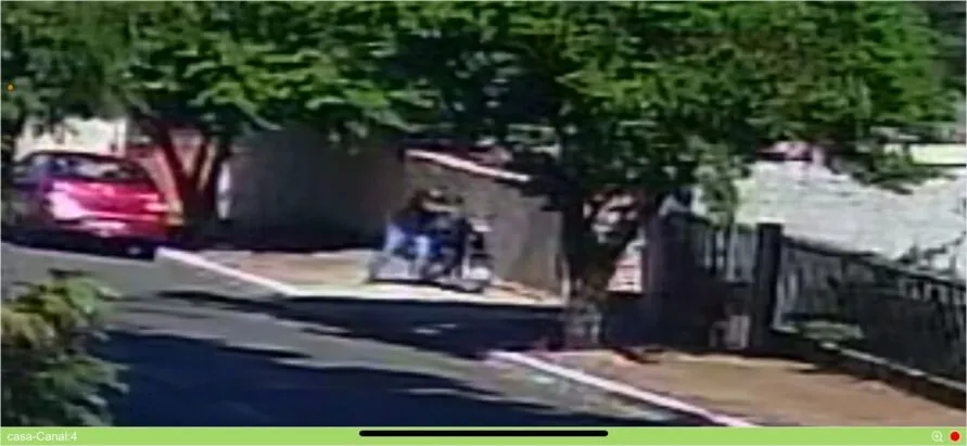 Câmera de segurança flagrou um homem mexendo na moto, antes de praticar o crime