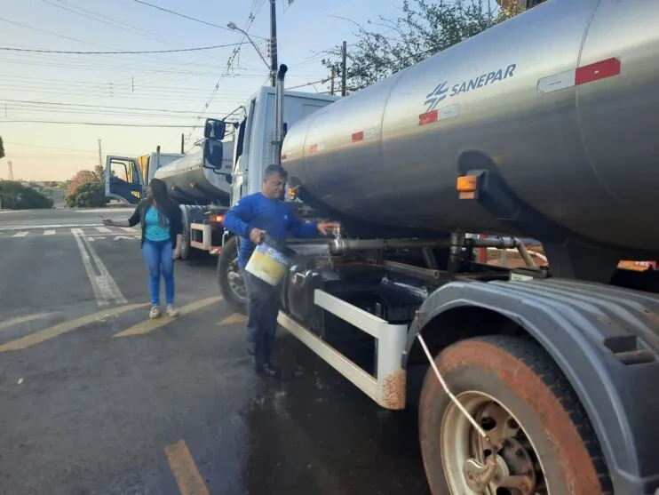 Caminhões-pipa abastecem Mauá da Serra após colapso em poço