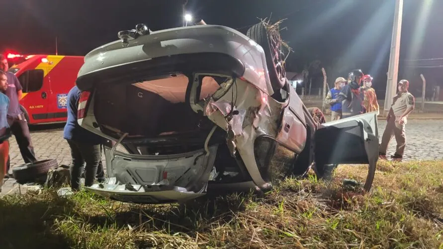 Carro cruzou a pista e foi parar na marginal