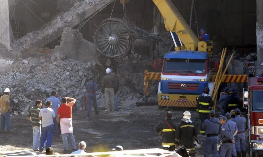 Com o choque, o avião acabou explodindo e pegando fogo