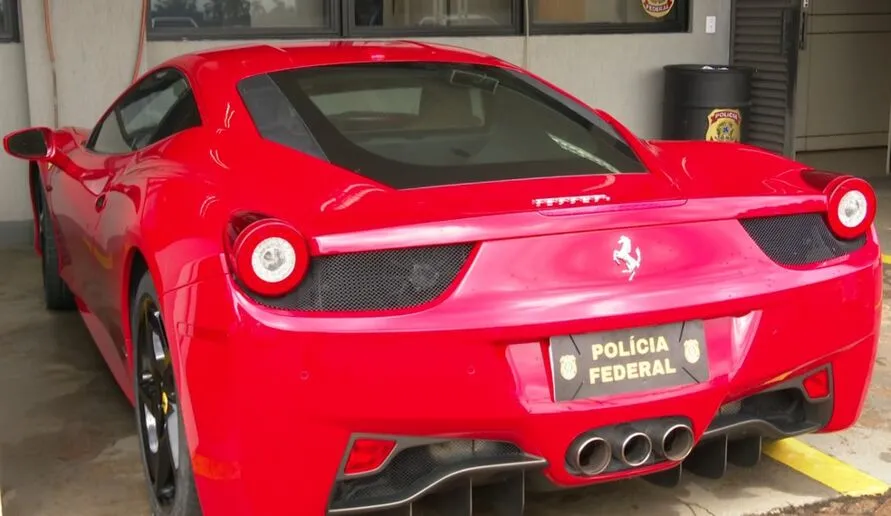 Ferrari apreendida pela PF e avaliada em mais de R$ 1 milhão vai a leilão no Paraná