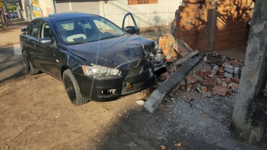 Motorista bate em muro de casa e abandona o veículo no local