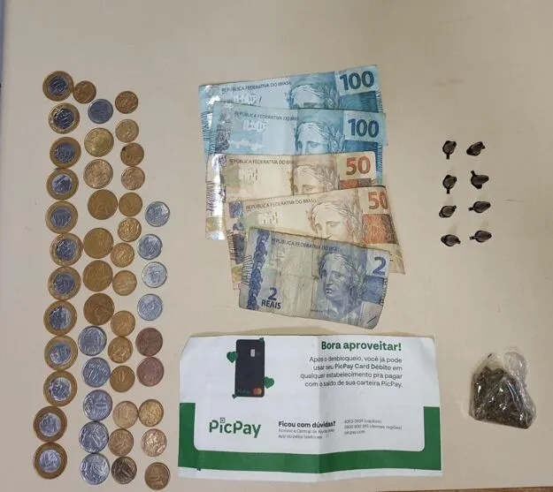 O dinheiro, as porções de maconha e cocaína e o documento apreendido na casa foram entregues à Polícia Civil