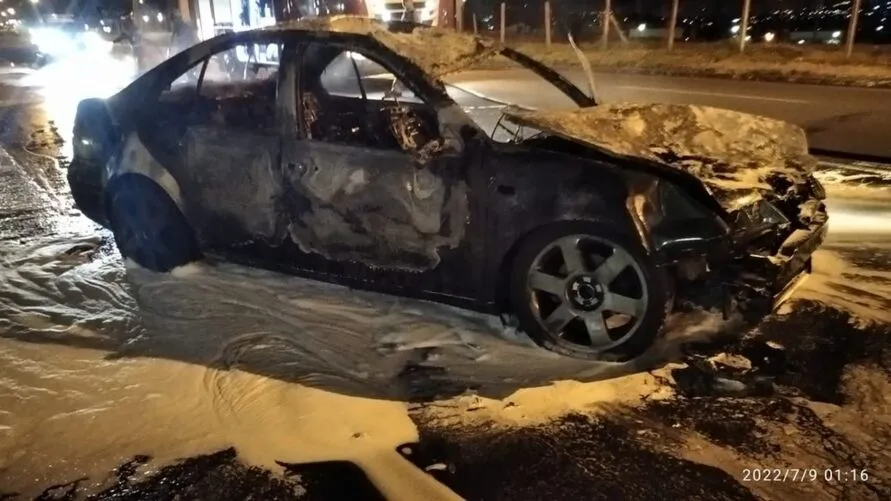 O veículo pegou fogo momentos depois do acidente e ficou destruído