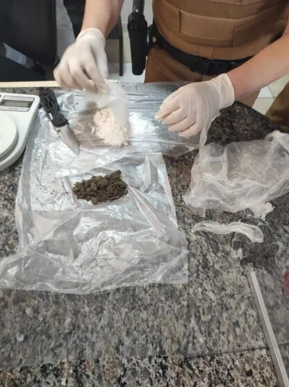 Os policiais encontraram 58 gramas de cocaína e 10 gramas de maconha